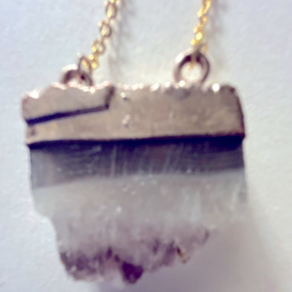 Necklace Quartz Crystal gray & white in Goldplated setting, 28” goldtone chain